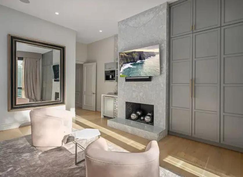 402 Doheny Rd, Beverly Hills, CA 90210-2