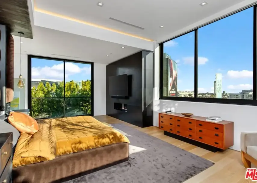 1317 Londonderry Pl, Los Angeles, CA 90069-12