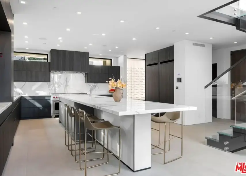 1317 Londonderry Pl, Los Angeles, CA 90069-5