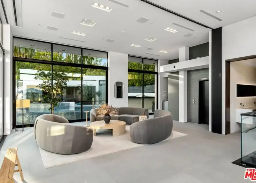 1317 Londonderry Pl, Los Angeles, CA 90069-9