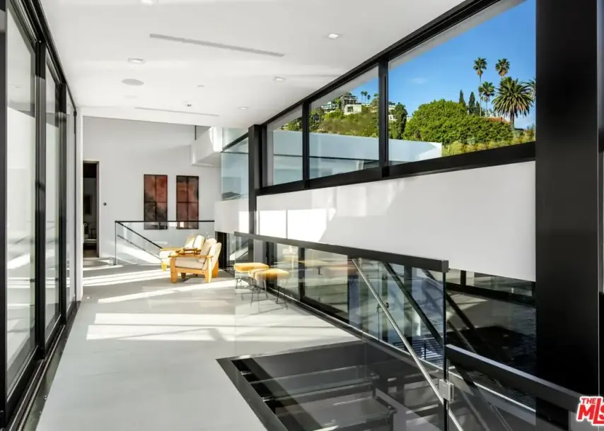 1317 Londonderry Pl, Los Angeles, CA 90069-11